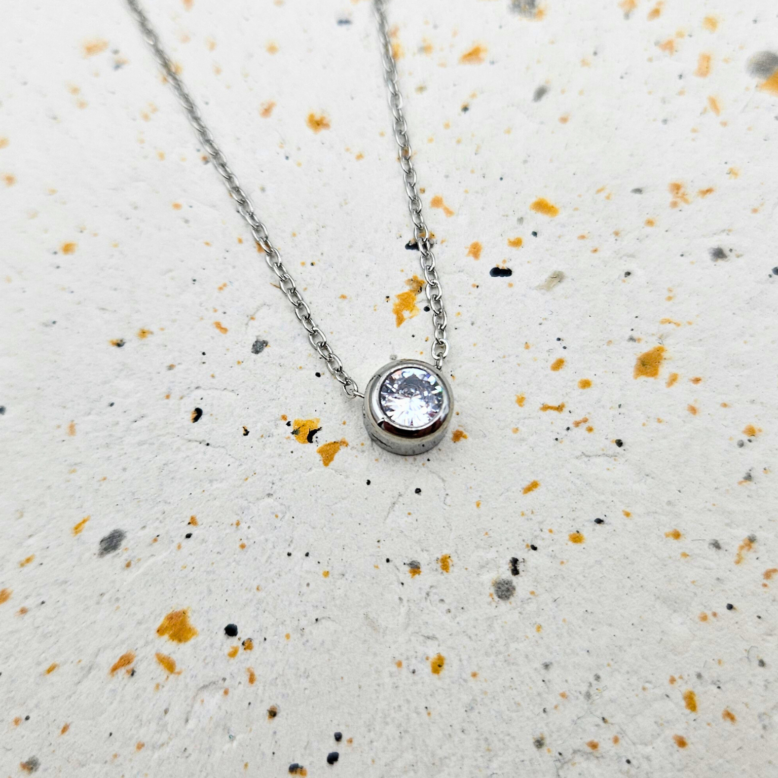 Ketting gemaakt van stainless steel met geboortesteen van april: de diamant