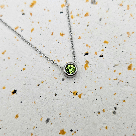 Ketting gemaakt van stainless steel met geboortesteen van augustus: peridot