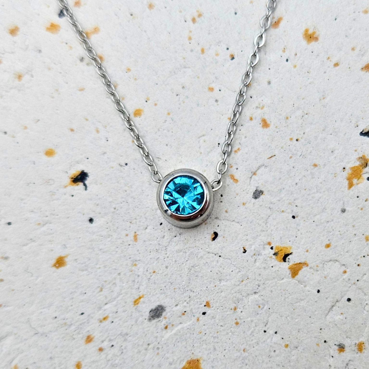 Ketting gemaakt van stainless steel met geboortesteen van december: topaas