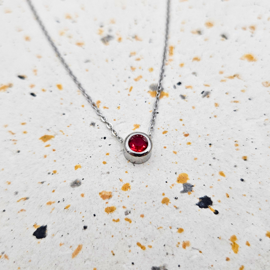 Ketting gemaakt van stainless steel met geboortesteen van januari: granaat