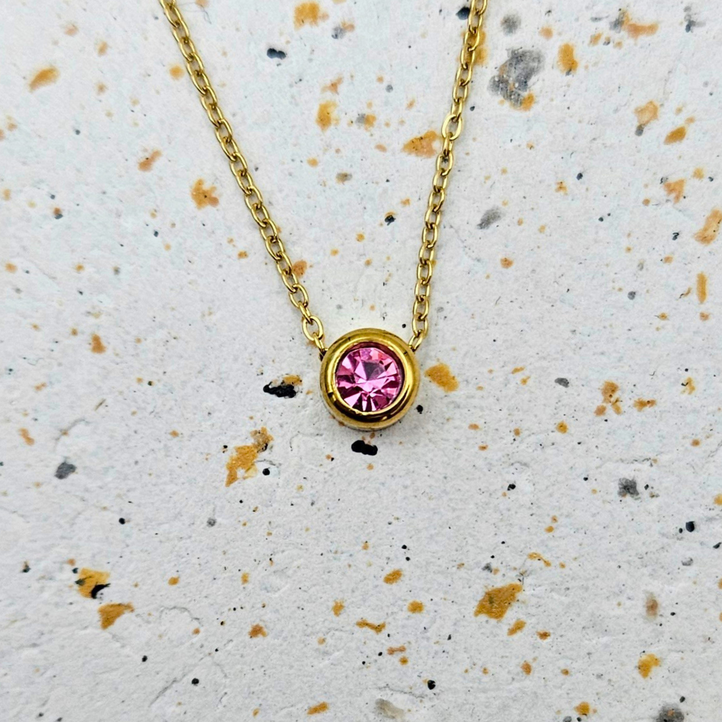 Ketting van goldplated stainless steel met geboortesteen van juli: robijn