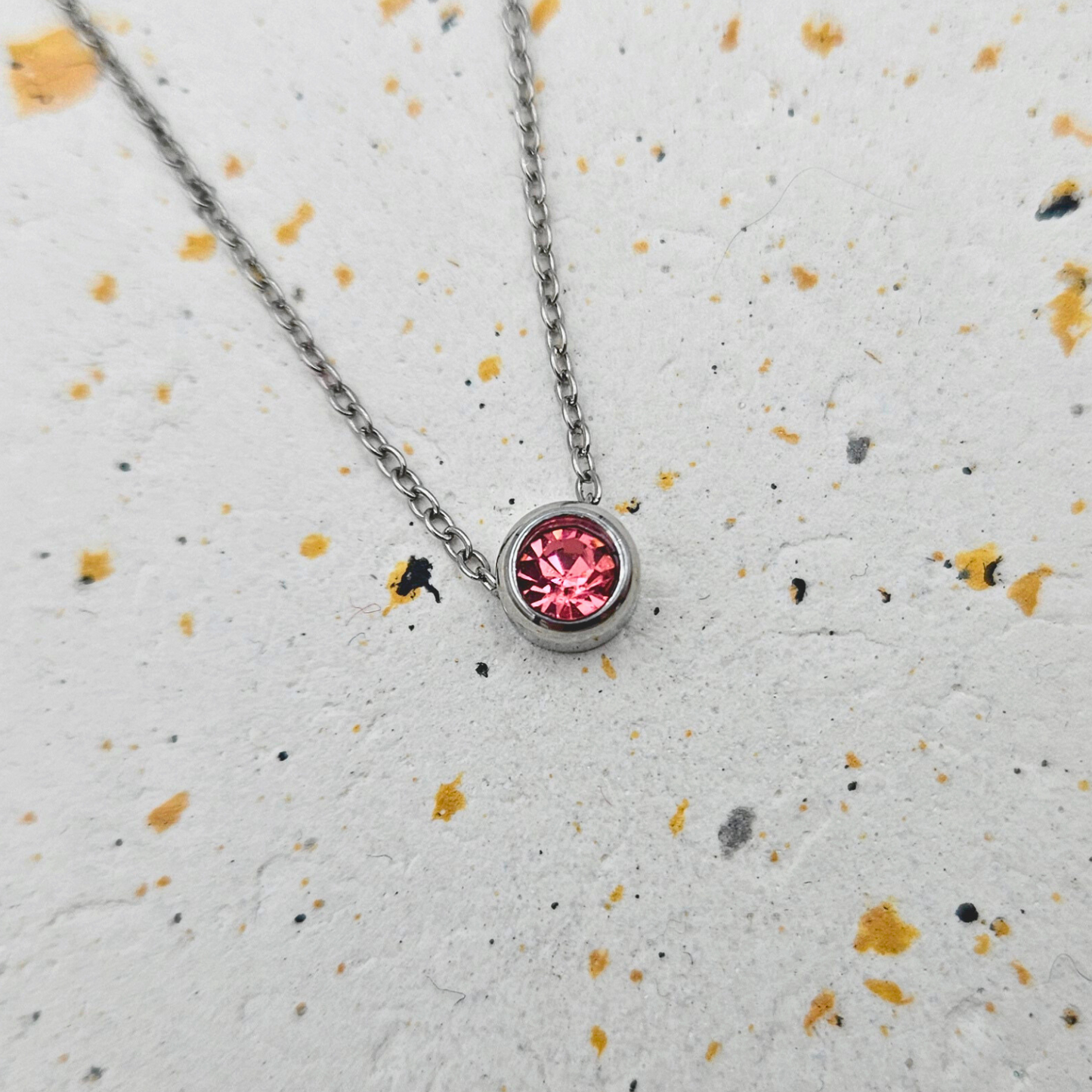 Ketting gemaakt van stainless steel met geboortesteen van juli: robijn