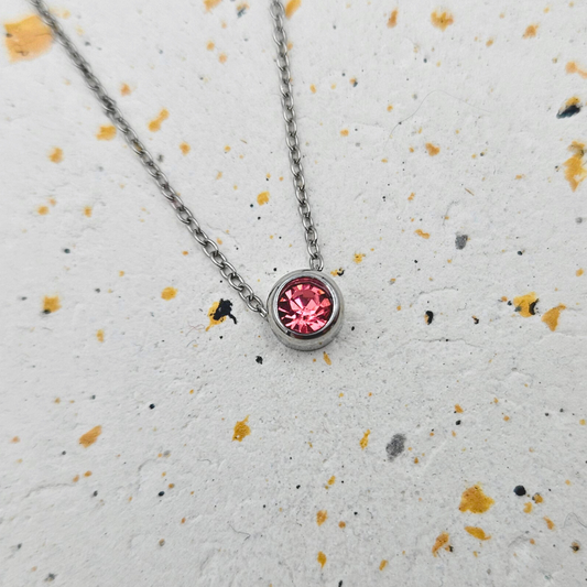 Ketting gemaakt van stainless steel met geboortesteen van juli: robijn
