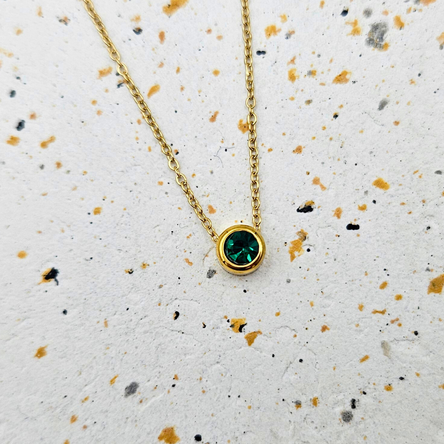 Ketting van goldplated stainless steel met geboortesteen van mei: smaragd