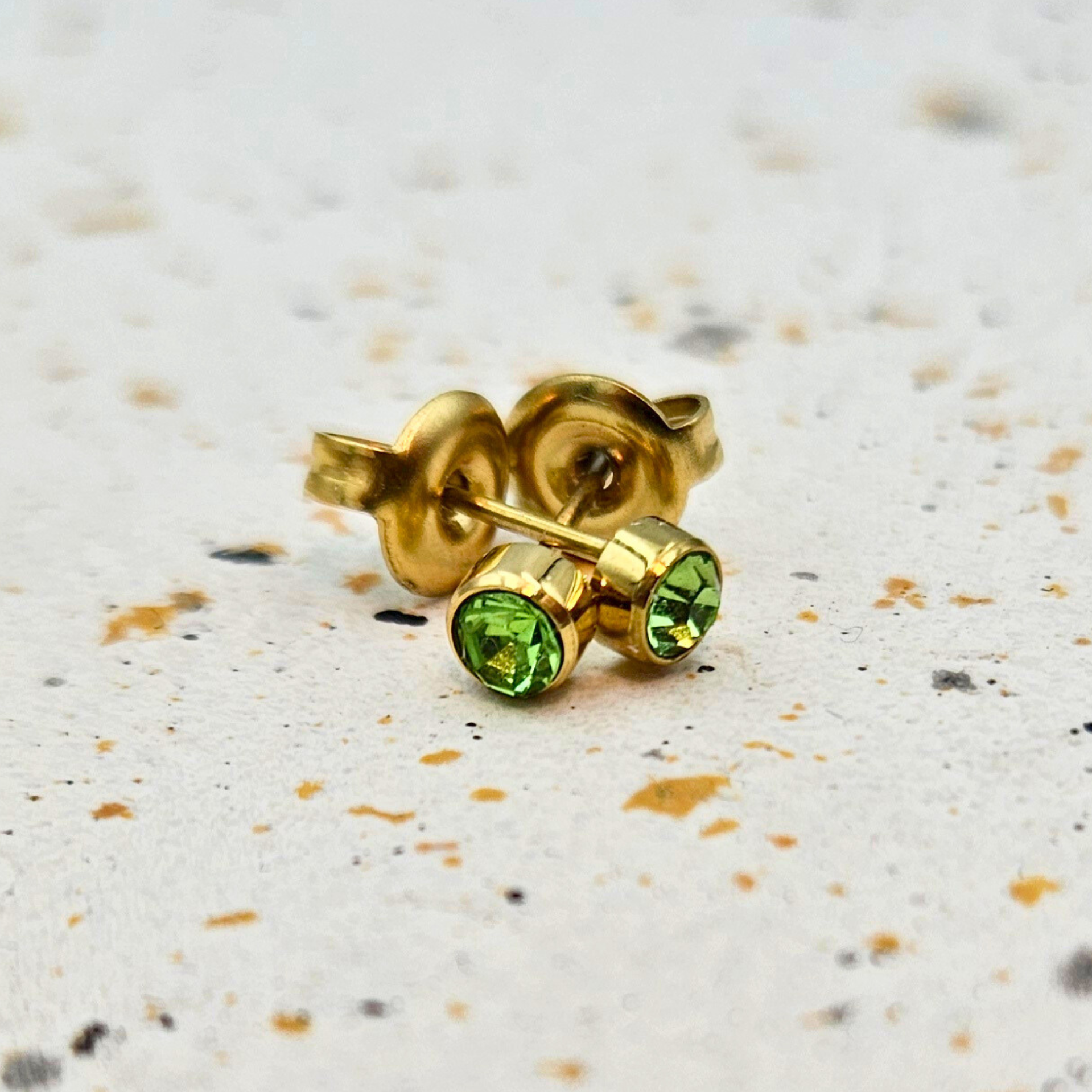 Oorbellen van goldplated stainless steel met geboortesteen van augustus: peridot