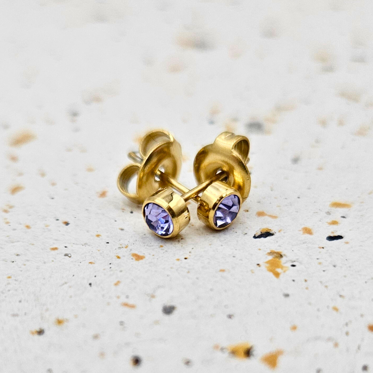 Oorbellen van goldplated stainless steel met geboortesteen van februari: lichte amethist
