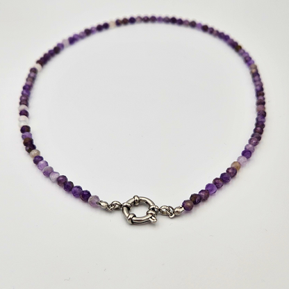 Ketting van facetgeslepen amethist afgewerkt met boeisluiting van zilverkleurig stainless steel
