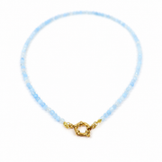 Ketting met facetgeslepen aquamarijn afgewerkt met een boeisluiting van goldplated stainless steel
