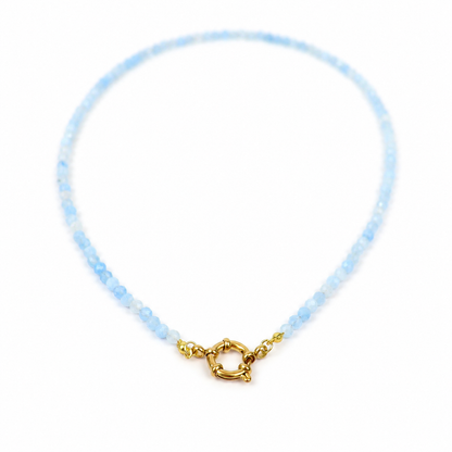Ketting met facetgeslepen aquamarijn afgewerkt met een boeisluiting van goldplated stainless steel