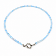 Ketting van facetgeslepen aquamarijn afgewerkt met boeisluiting van zilverkleurig stainless steel
