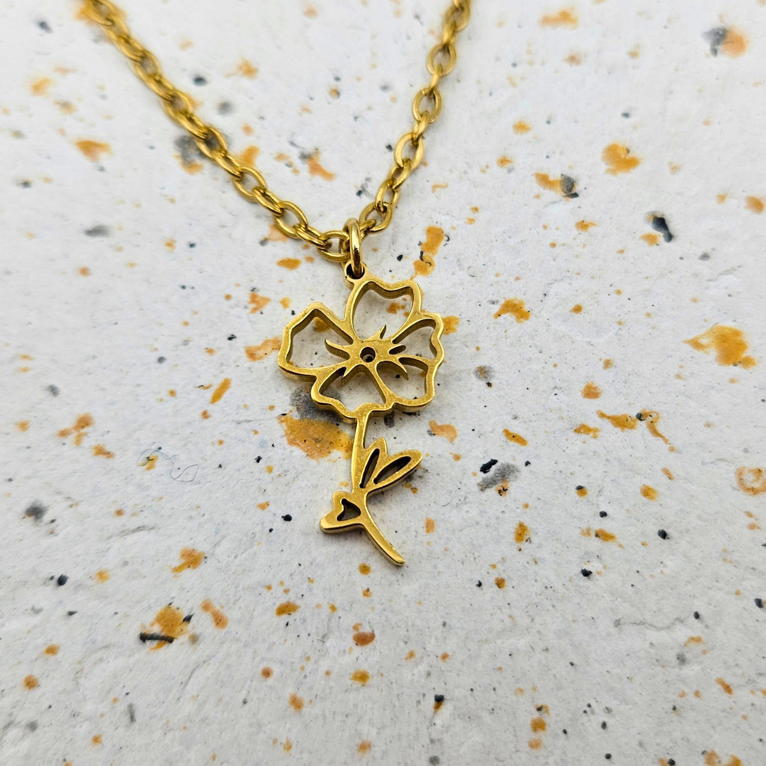 Ketting van goldplated stainless steel met geboortebloem van augustus: de klaproos