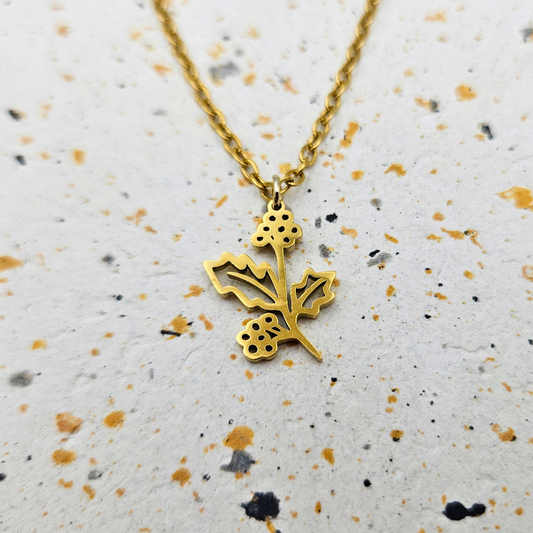 Ketting van goldplated stainless steel met geboortebloem van december: de hulst