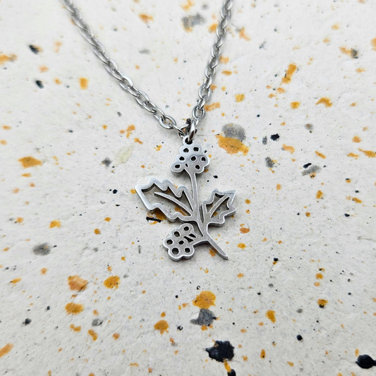 Ketting gemaakt van stainless steel met geboortebloem van december: de hulst