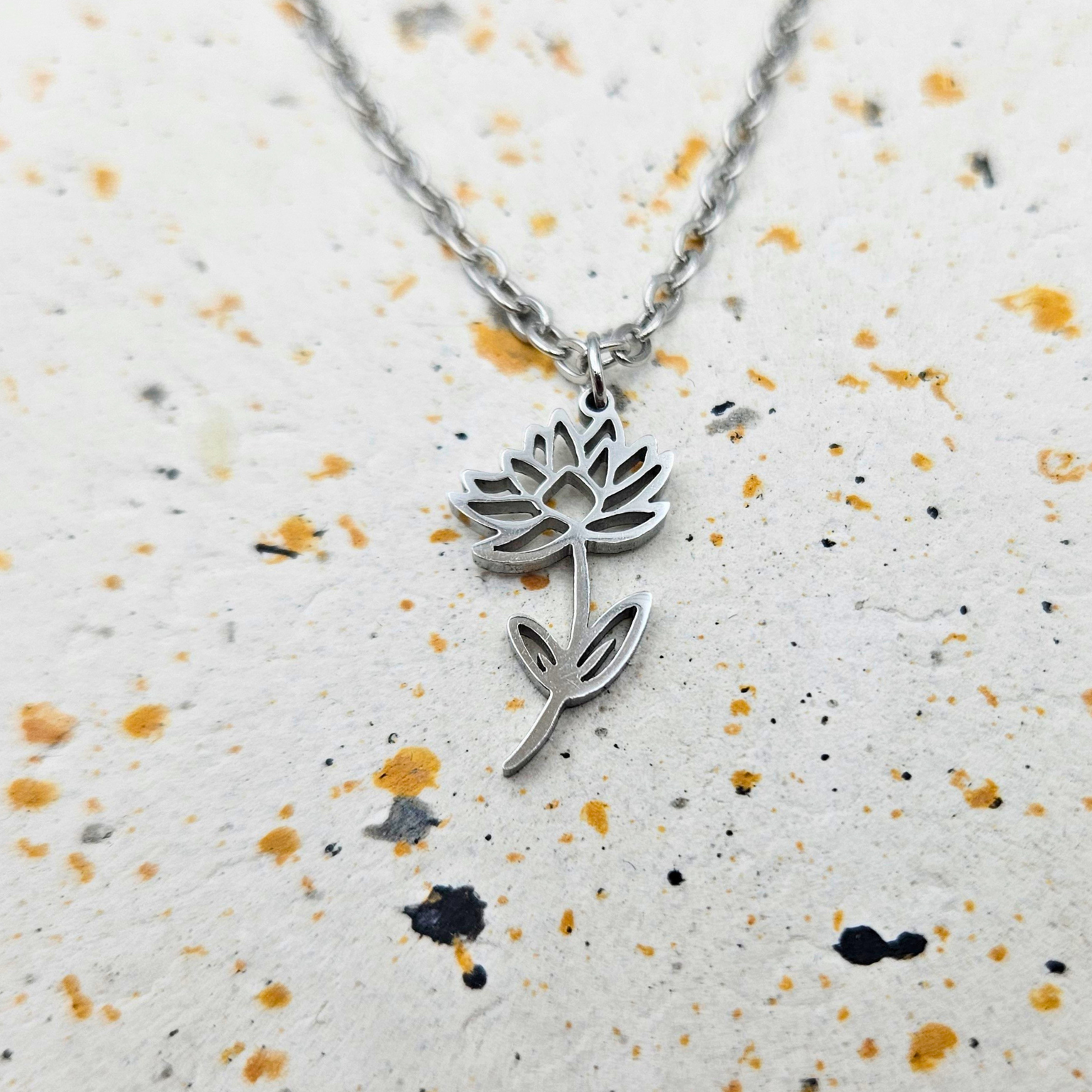 Ketting gemaakt van stainless steel met geboortebloem van juli: de waterlelie