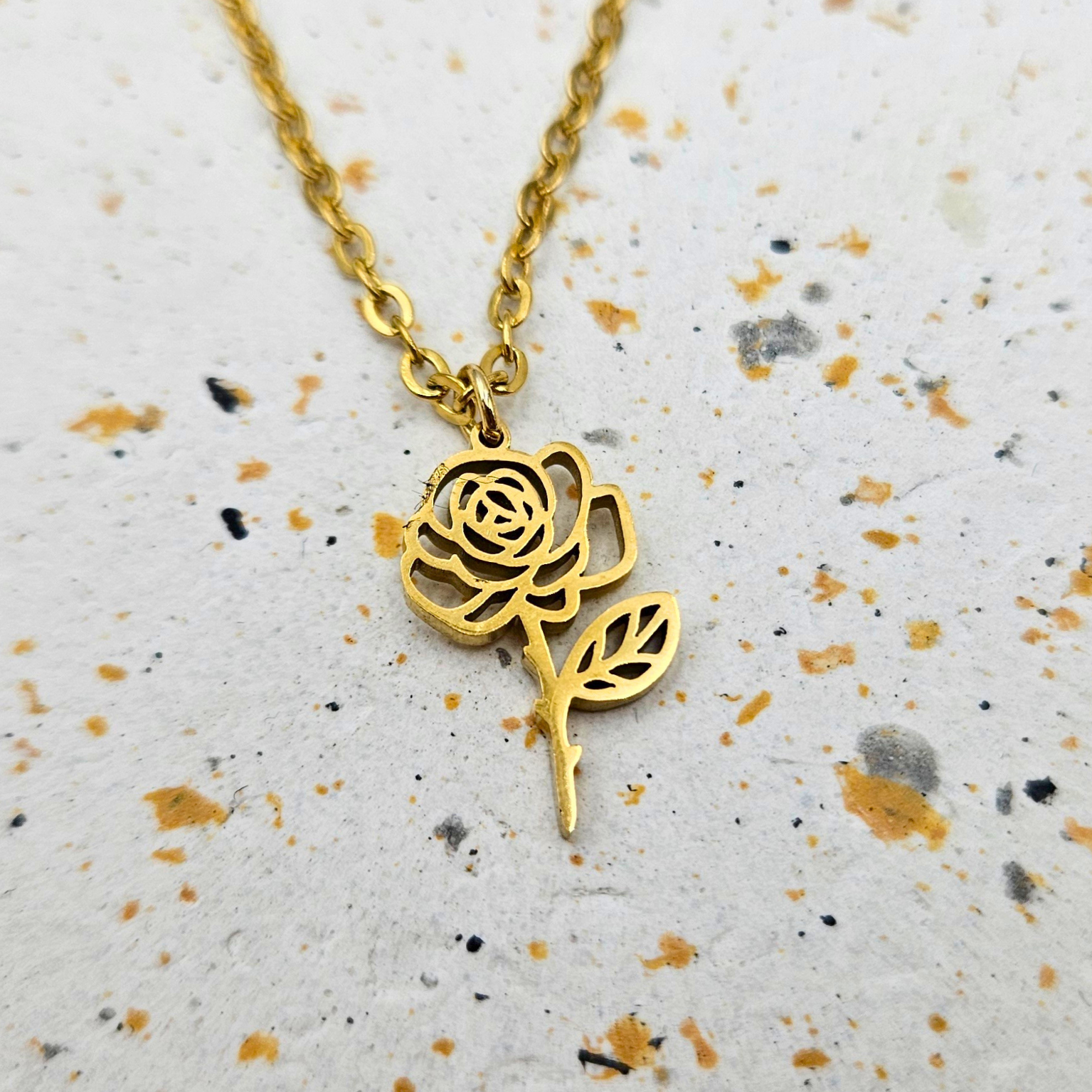 Ketting van goldplated stainless steel met geboortebloem van juni: de roos