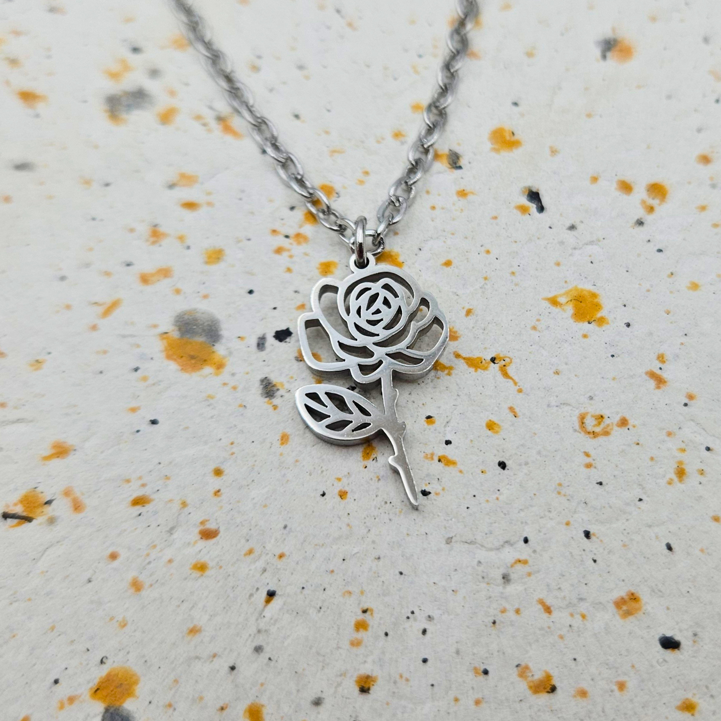 Ketting gemaakt van stainless steel met geboortebloem van juni: de roos