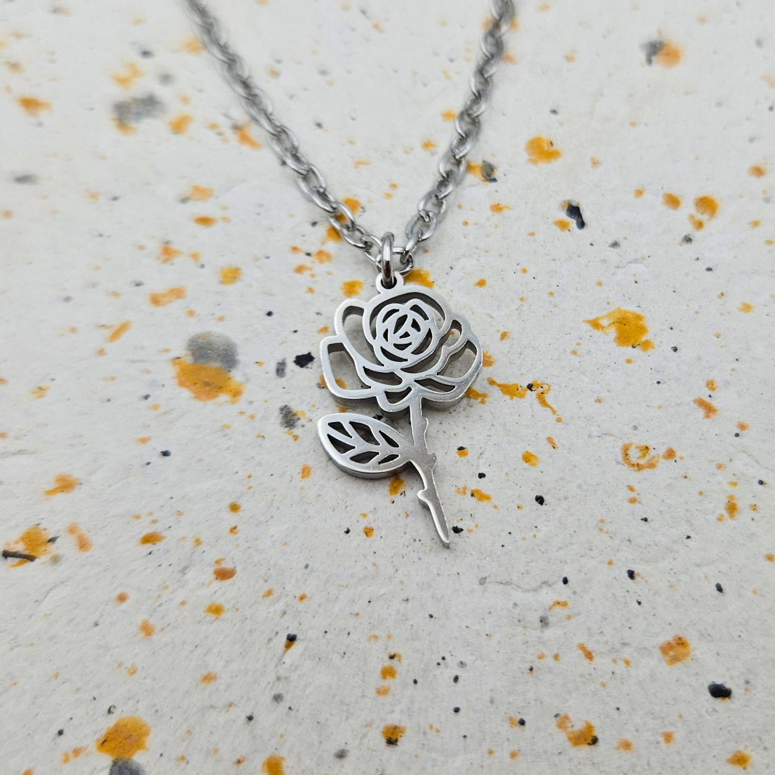 Ketting gemaakt van stainless steel met geboortebloem van juni: de roos