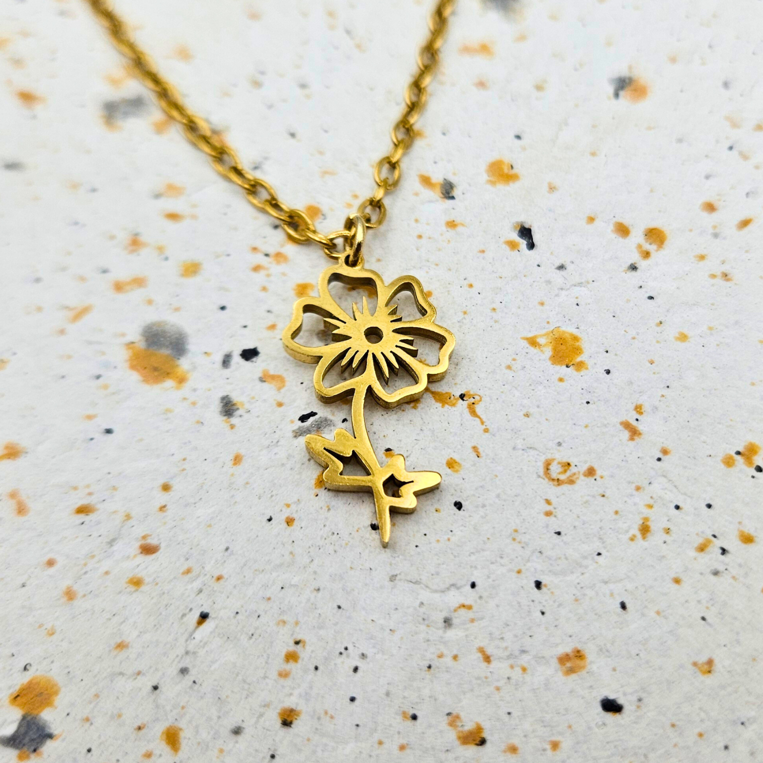 Ketting van goldplated stainless steel met geboortebloem van oktober: de cosmea