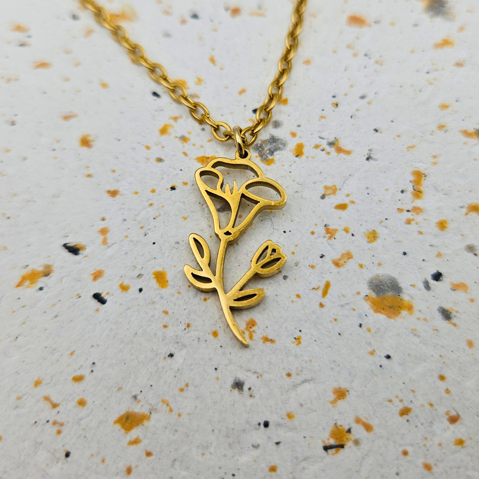 Ketting van goldplated stainless steel met geboortebloem van september: de dagbloem
