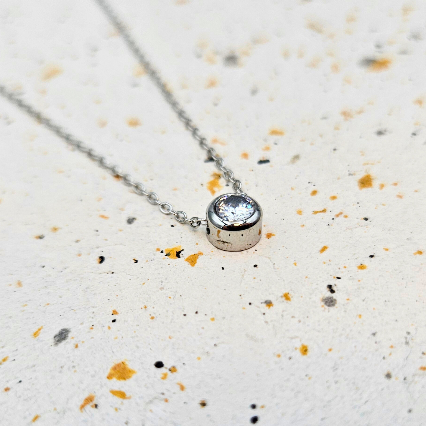 Ketting gemaakt van stainless steel met geboortesteen van april: de diamant