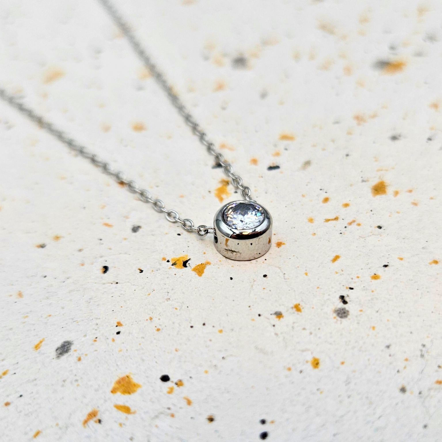 Ketting gemaakt van stainless steel met geboortesteen van april: de diamant