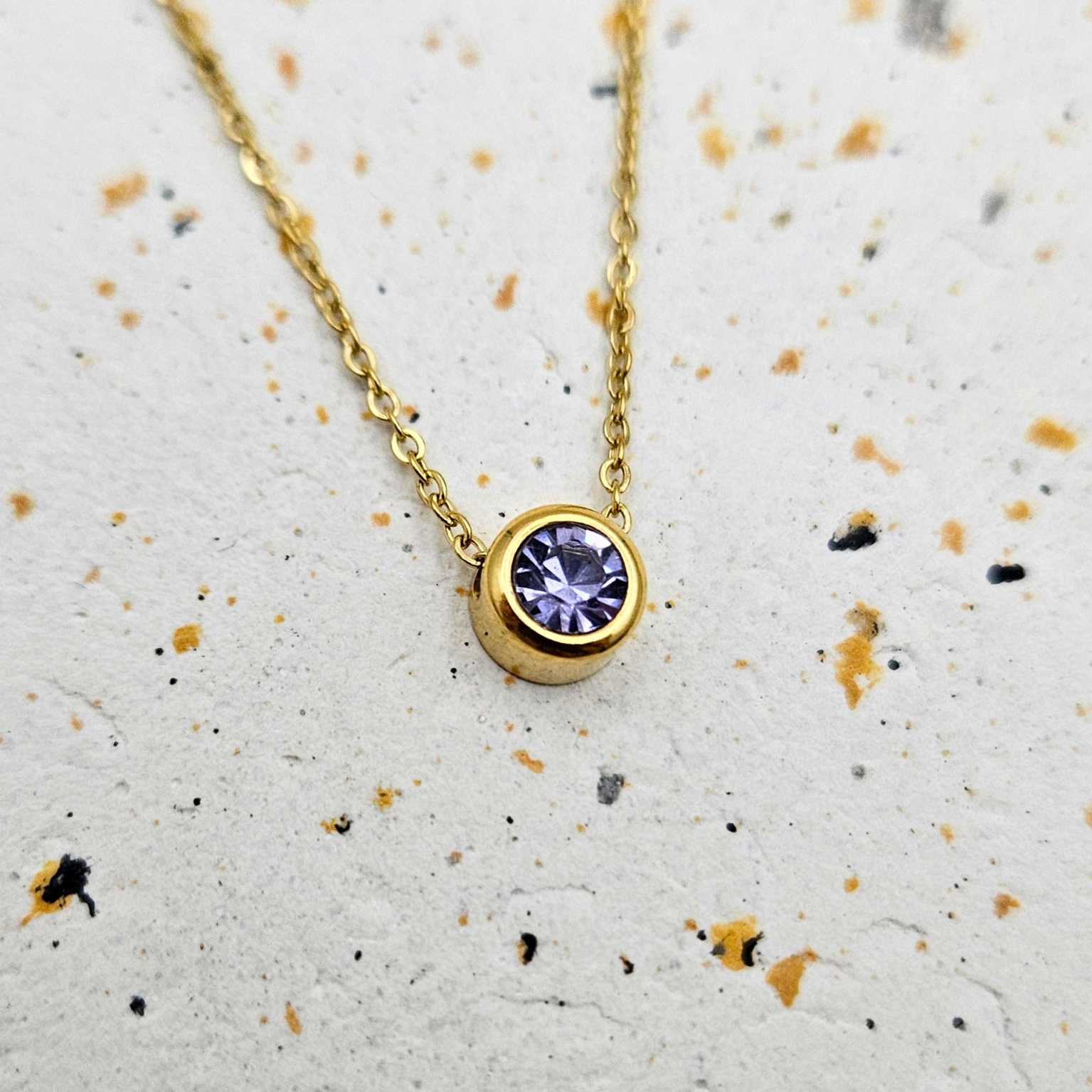 Ketting van goldplated stainless steel met geboortesteen van februari: lichte amethist