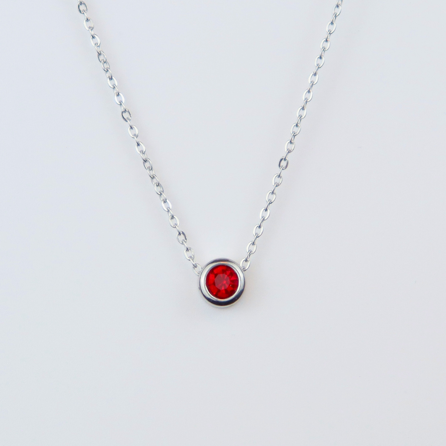 Ketting gemaakt van stainless steel met geboortesteen van januari: granaat