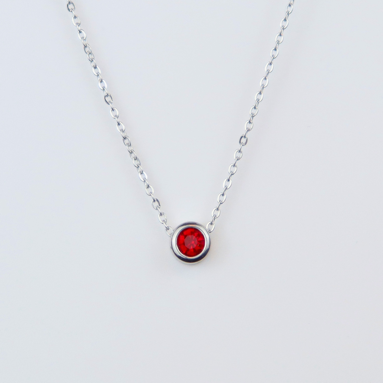 Ketting gemaakt van stainless steel met geboortesteen van januari: granaat