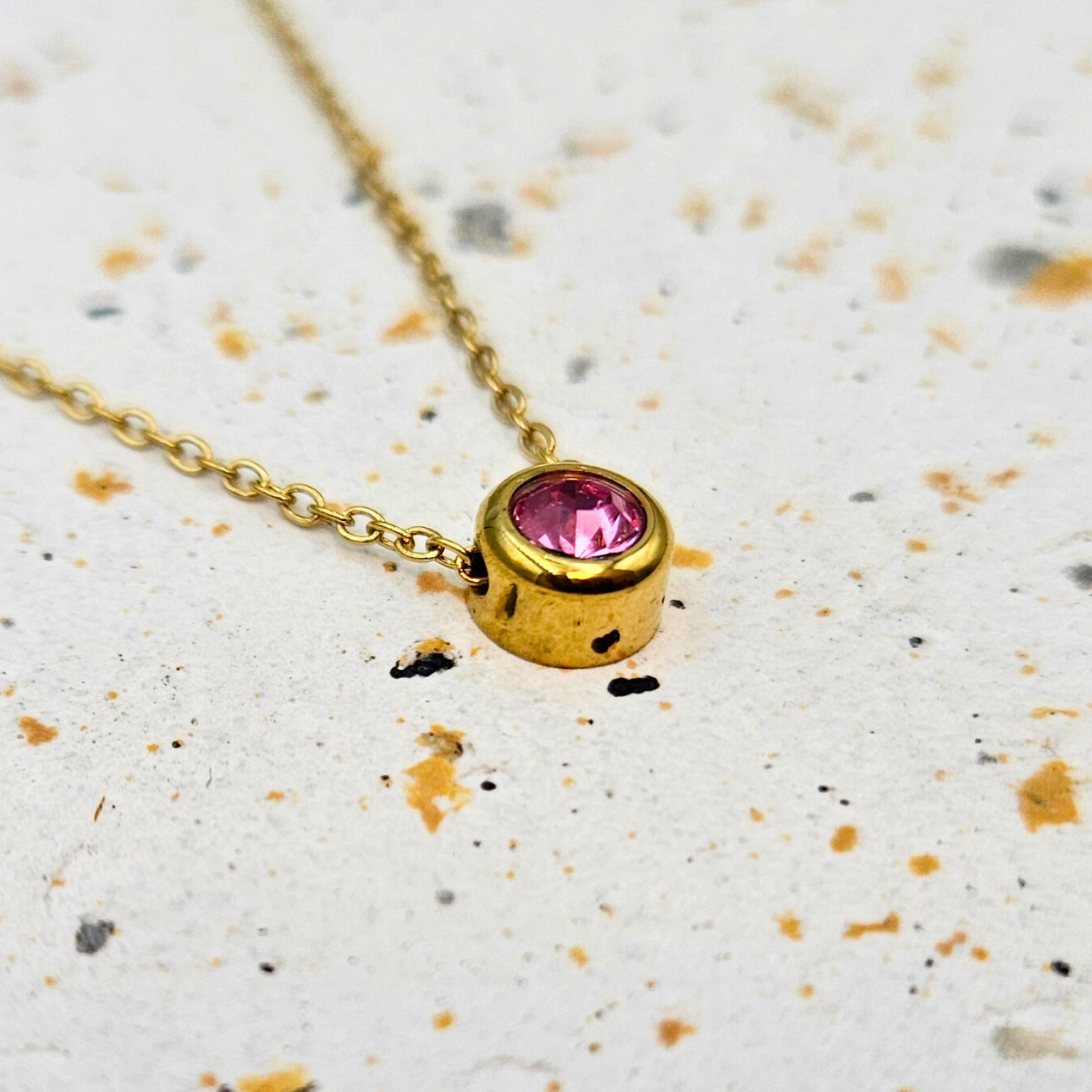 Ketting van goldplated stainless steel met geboortesteen van juli: robijn