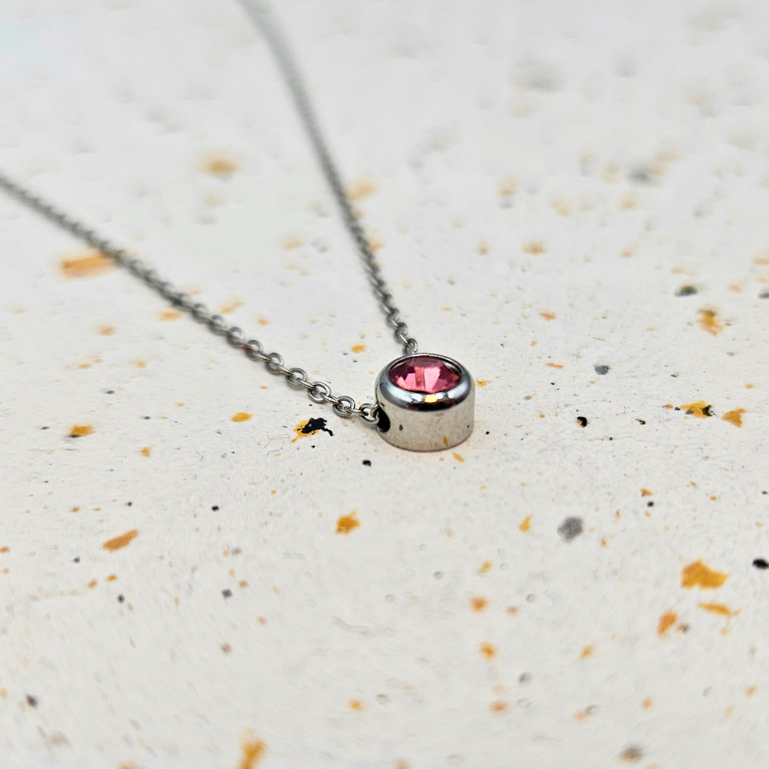 Ketting gemaakt van stainless steel met geboortesteen van juli: robijn
