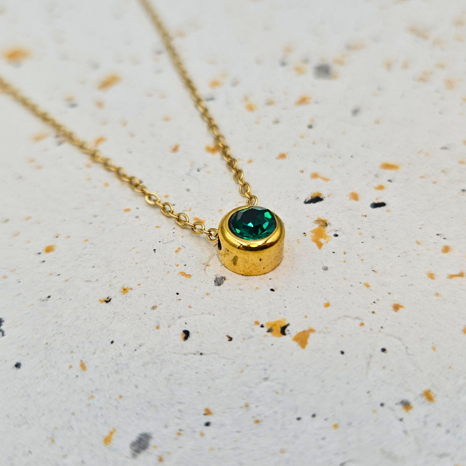 Ketting van goldplated stainless steel met geboortesteen van mei: smaragd