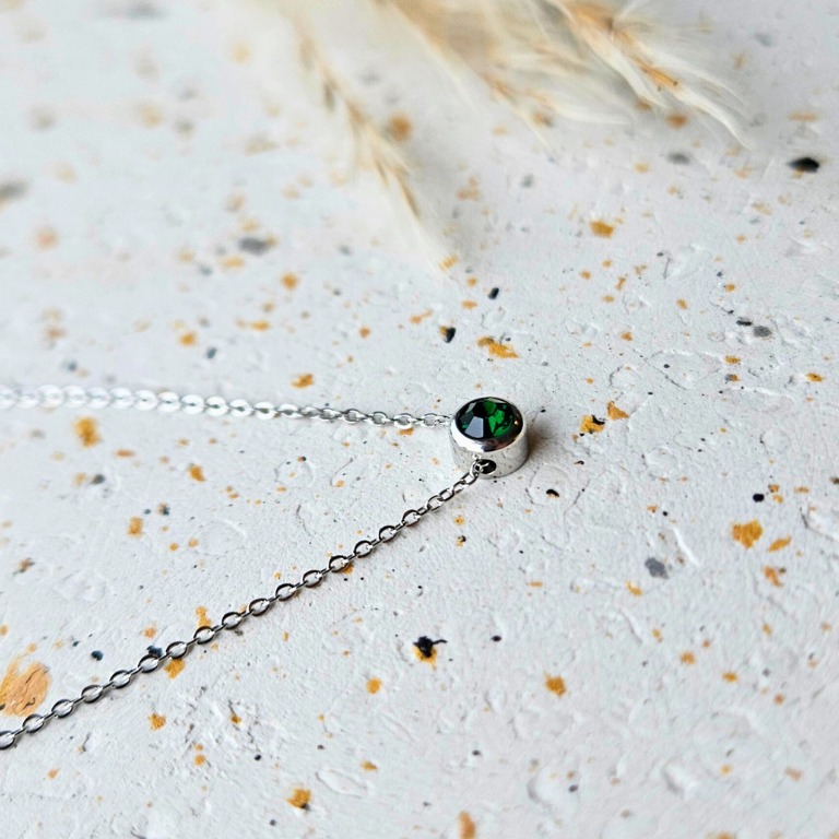 Ketting gemaakt van stainless steel met geboortesteen van mei: smaragd