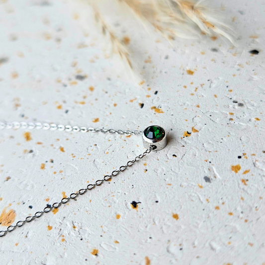 Ketting gemaakt van stainless steel met geboortesteen van mei: smaragd