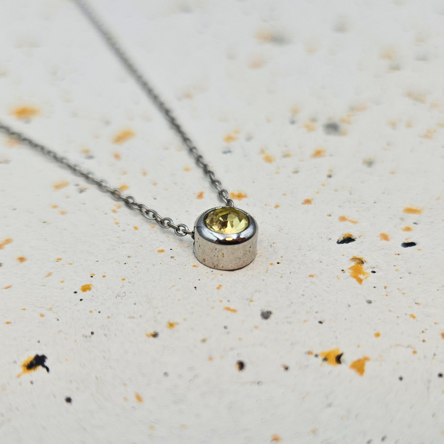 Ketting gemaakt van stainless steel met geboortesteen van november: citrien