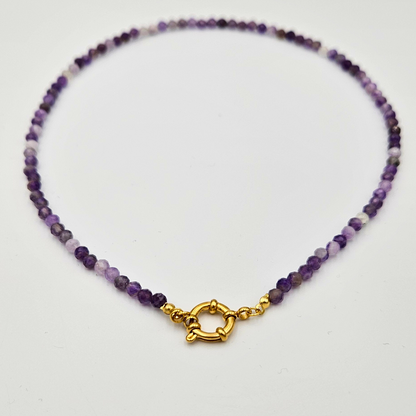 Ketting van facetgeslepen amethist afgewerkt met een boeisluiting van goldplated stainless steel