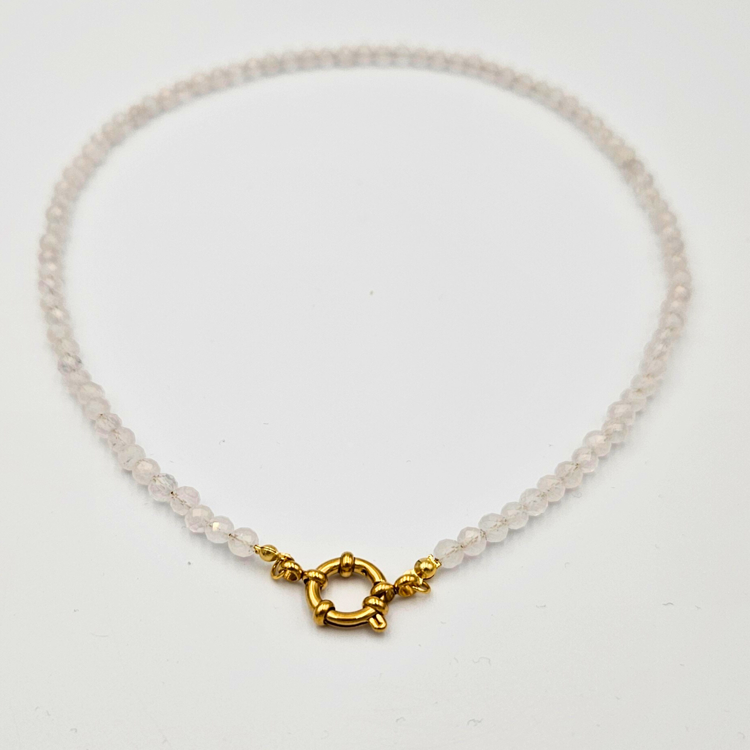 Ketting van facetgeslepen rozenkwarts afgewerkt met boeisluiting van goldplated stainless steel