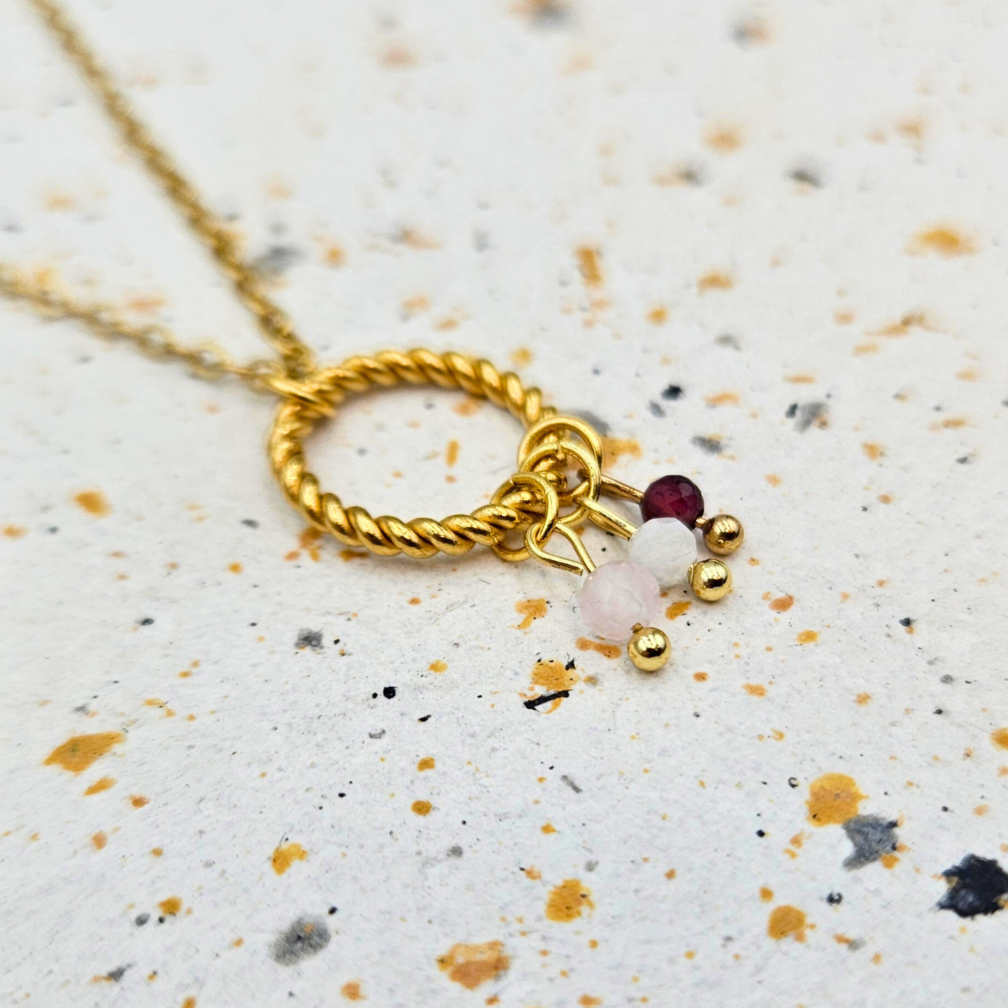 Ketting van goldplated stainless steel met rozenkwarts, maansteen en granaat