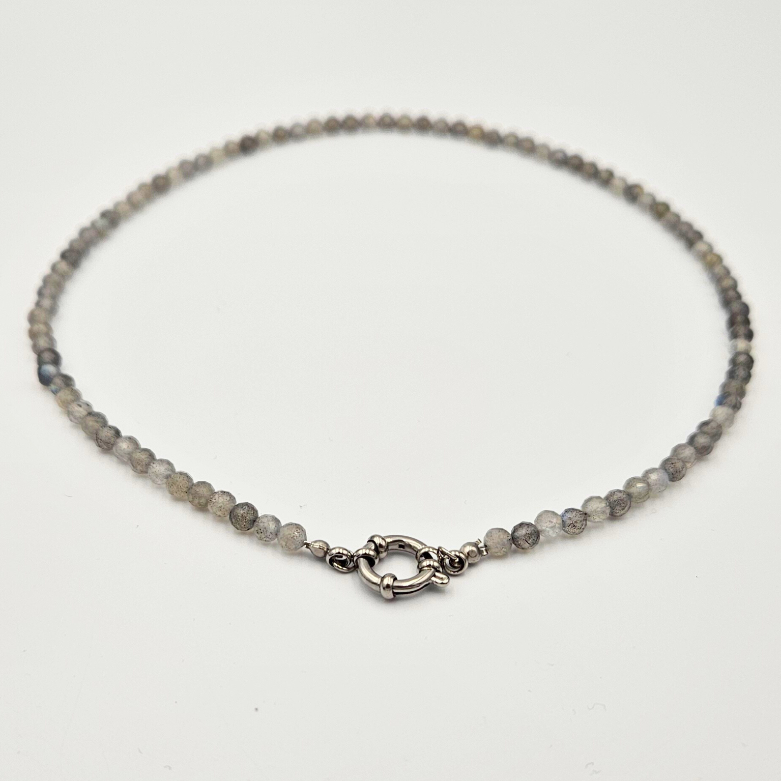 Ketting van facetgeslepen labradoriet afgewerkt met een boeisluiting van zilverkleurig stainless steel