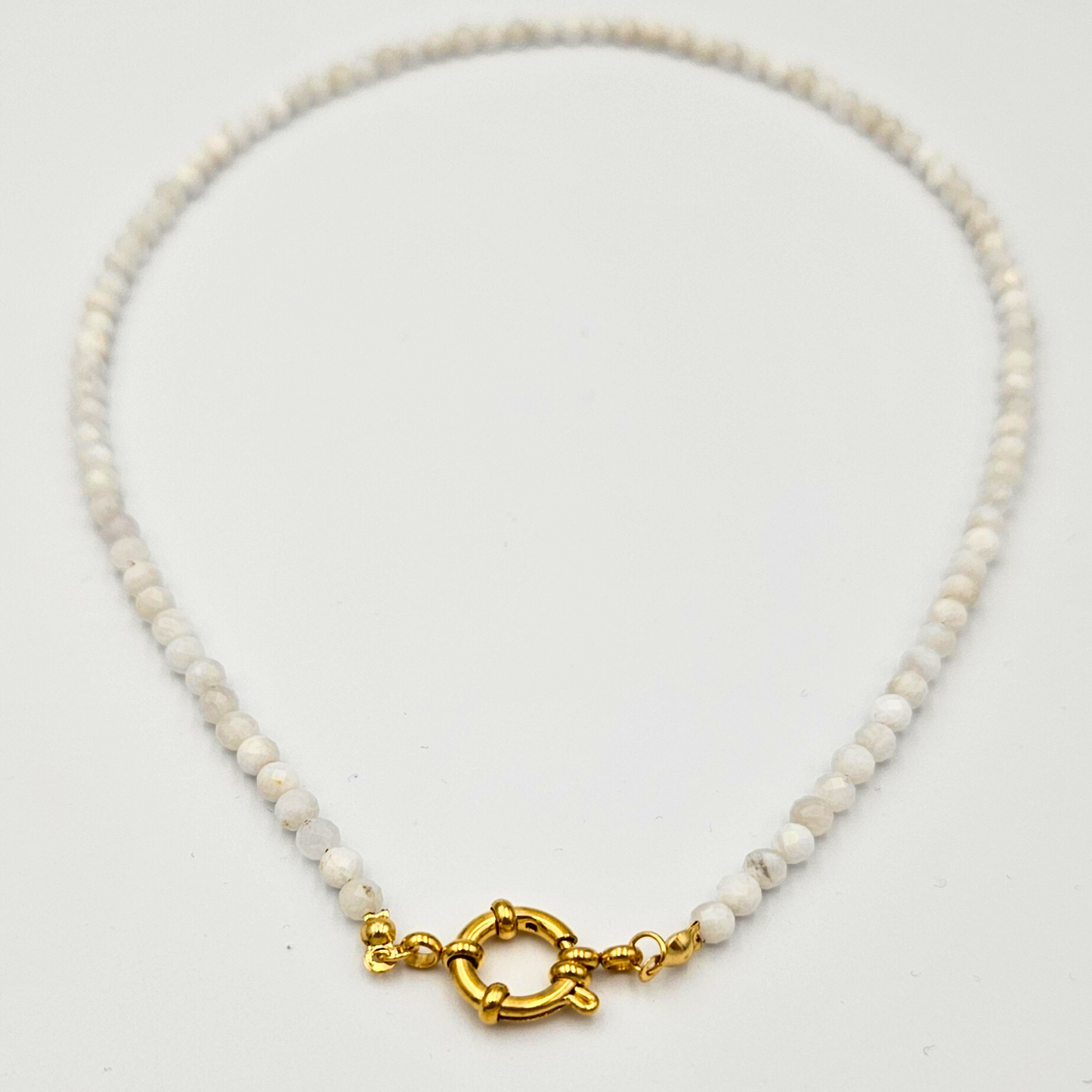 Ketting van facetgeslepen maansteen afgewerkt met boeisluiting van goldplated stainless steel