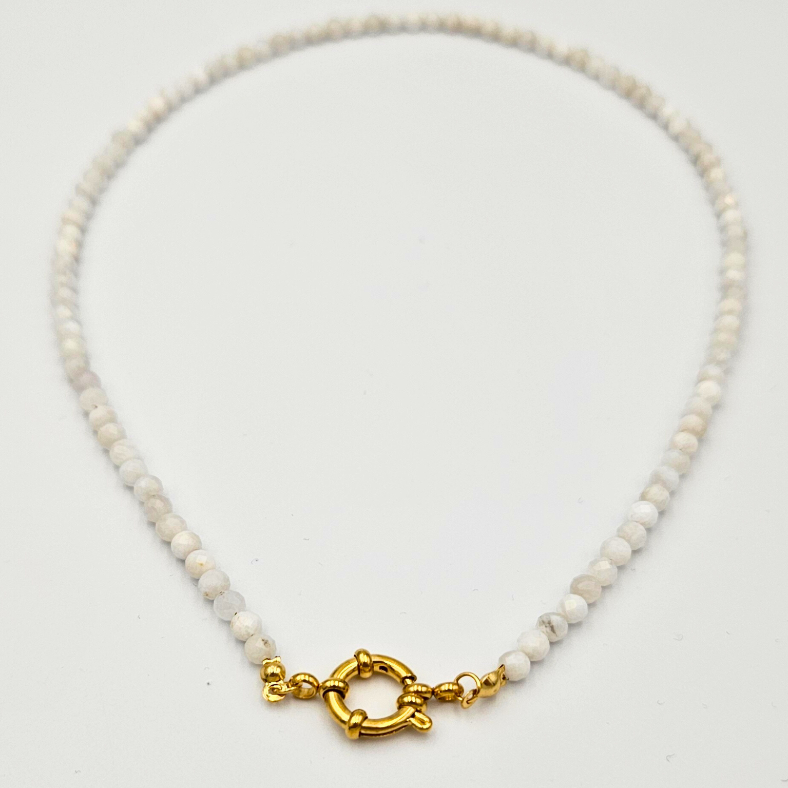 Ketting van facetgeslepen maansteen afgewerkt met boeisluiting van goldplated stainless steel