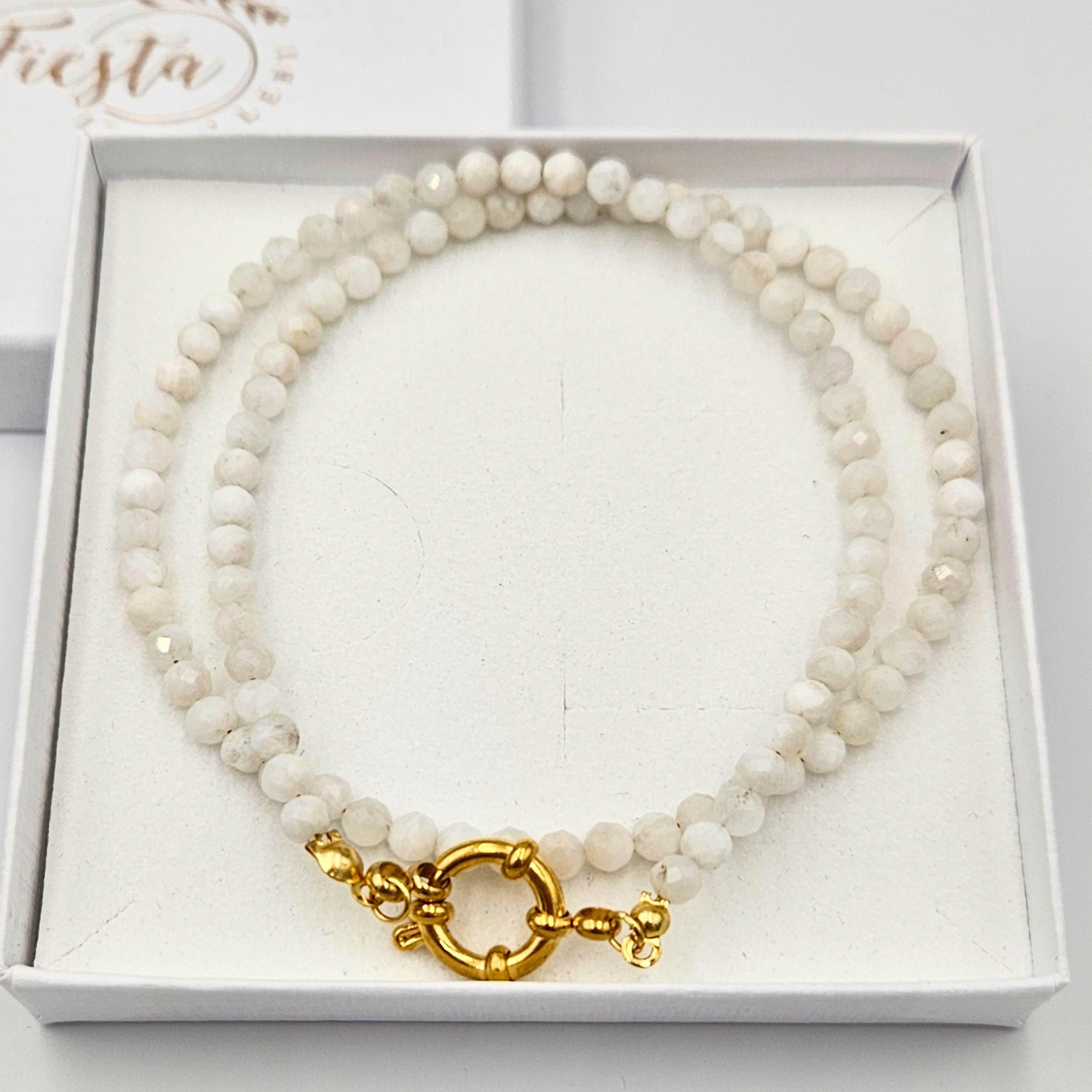 Ketting van facetgeslepen maansteen afgewerkt met boeisluiting van goldplated stainless steel