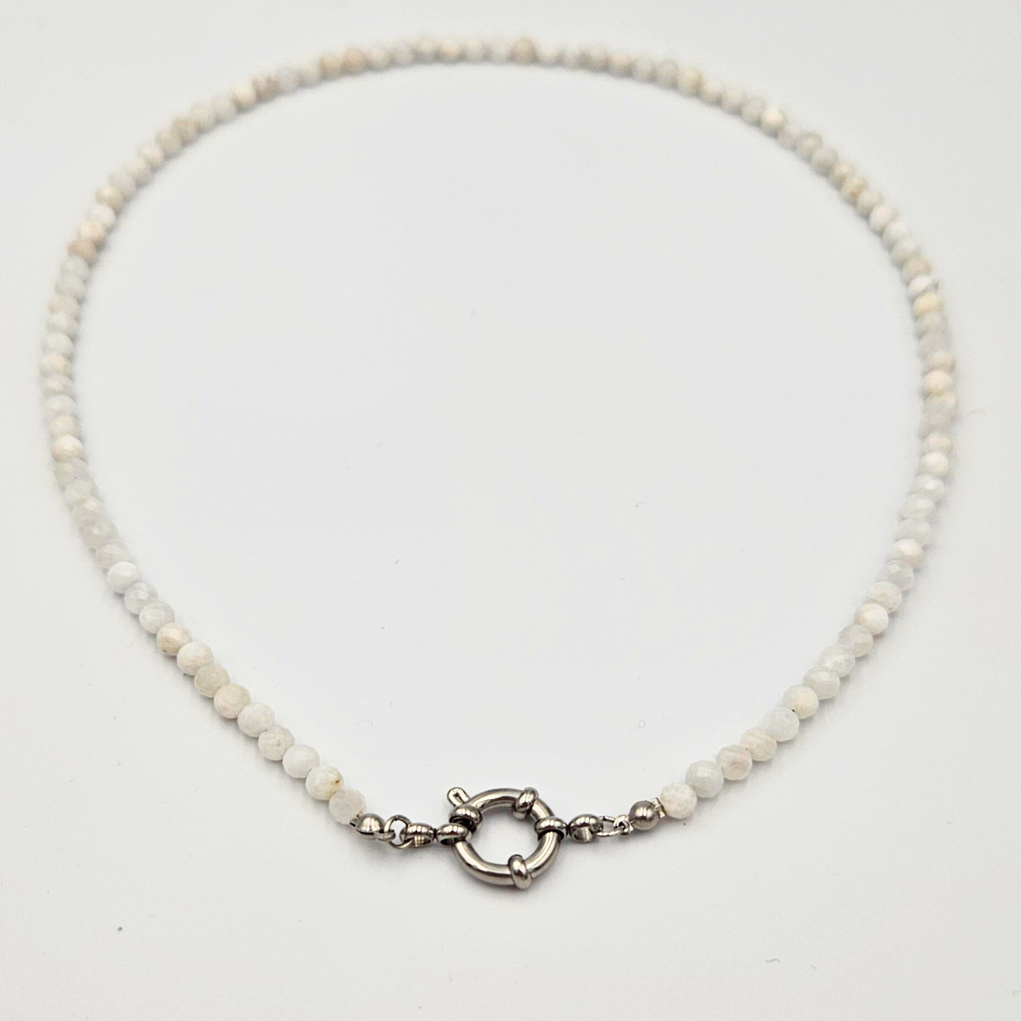 Ketting van facetgeslepen maansteen afgewerkt met boeisluiting van zilverkleurig stainless steel