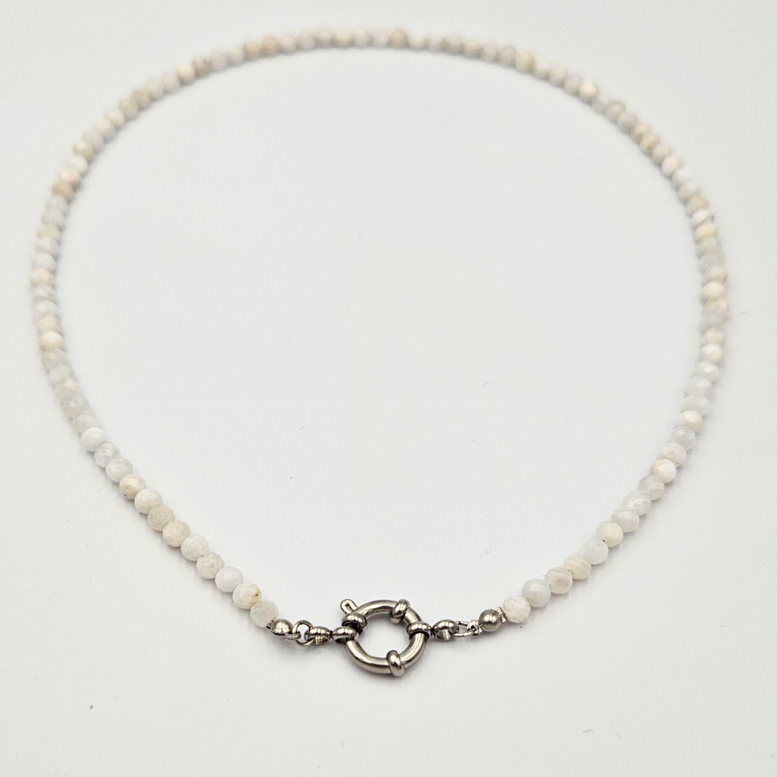 Ketting van facetgeslepen maansteen afgewerkt met boeisluiting van zilverkleurig stainless steel