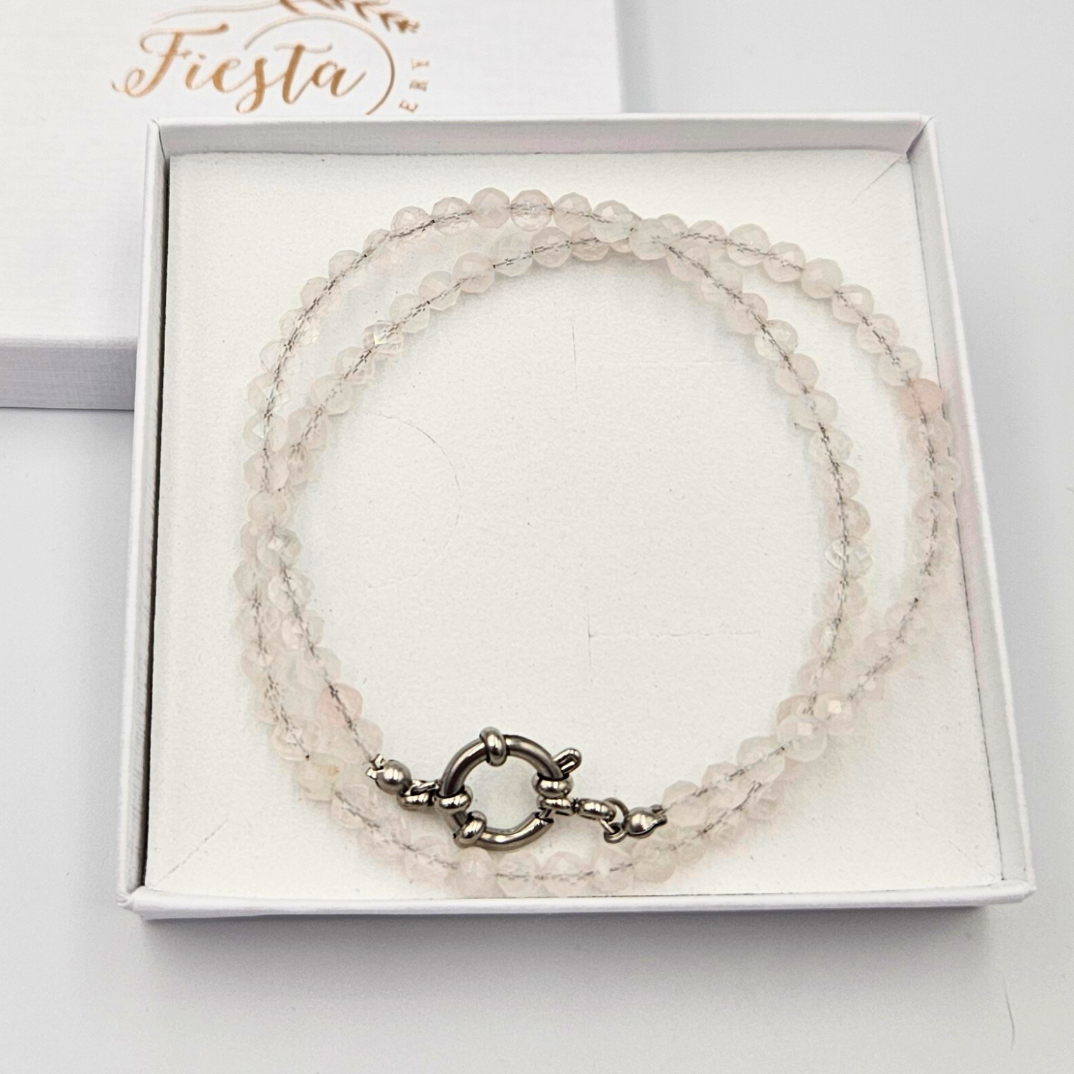 Ketting van facetgeslepen rozenkwarts afgewerkt met een boeisluiting van zilverkleurig stainless steel