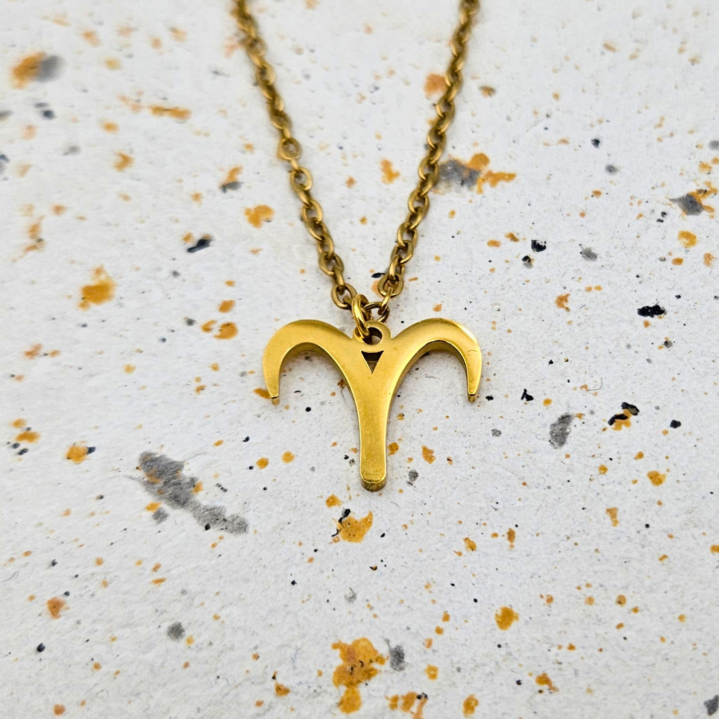 Ketting van goldplated stainless steel met sterrenbeeld ram