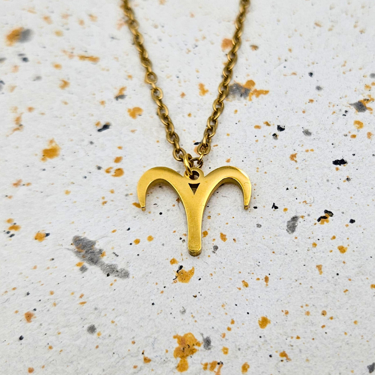 Ketting van goldplated stainless steel met sterrenbeeld ram