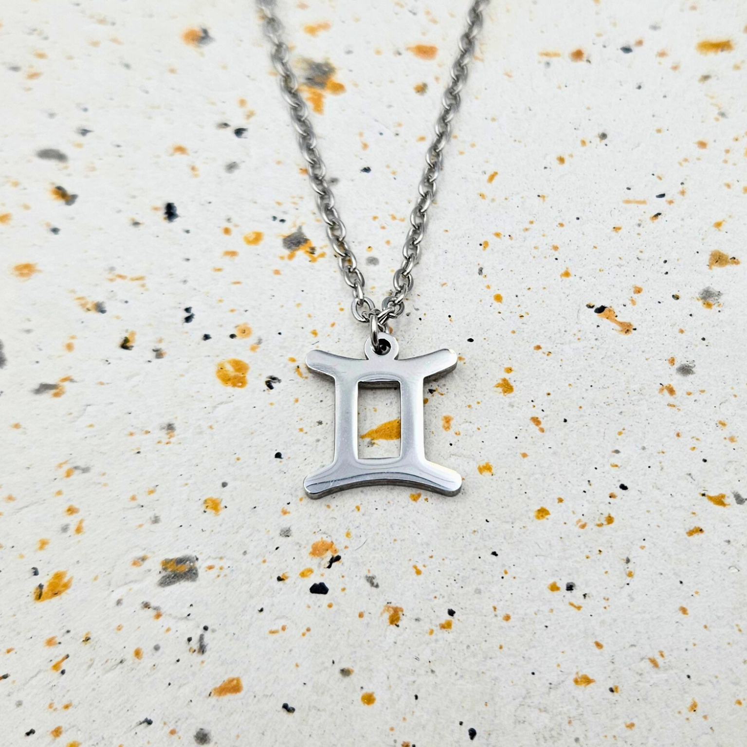 Ketting gemaakt van stainless steel met sterrenbeeld tweelingen