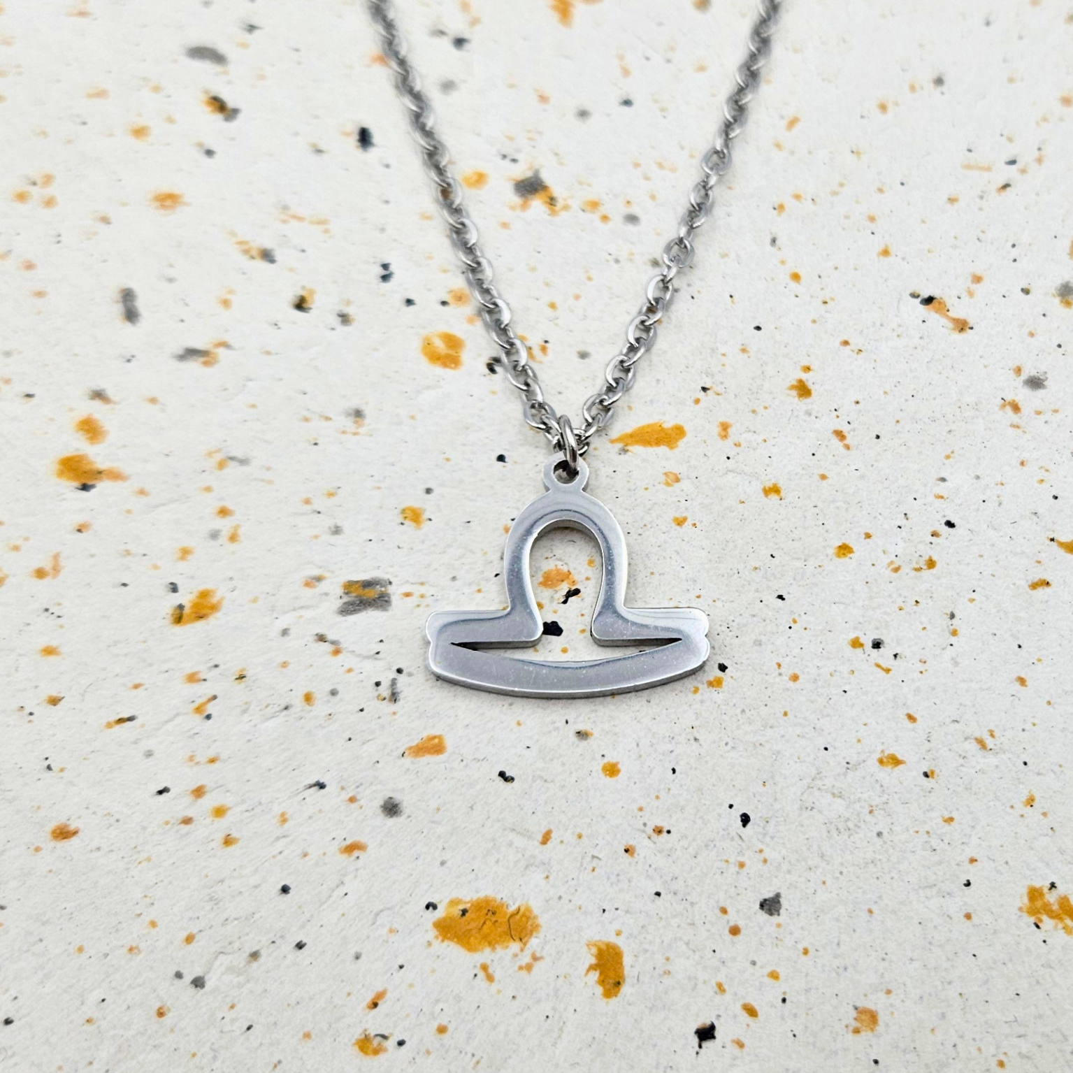 Ketting gemaakt van stainless steel met sterrenbeeld weegschaal