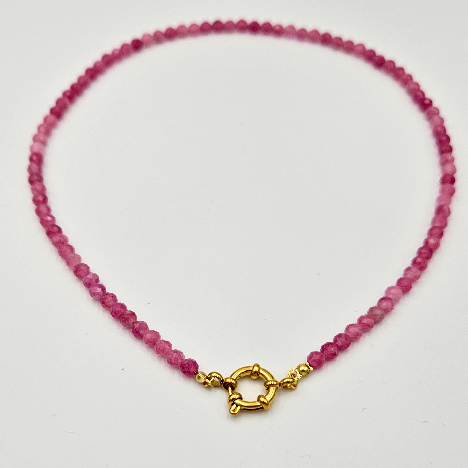 Ketting van facetgeslepen toermalijn afgewerkt met een boeisluiting van goldplated stainless steel