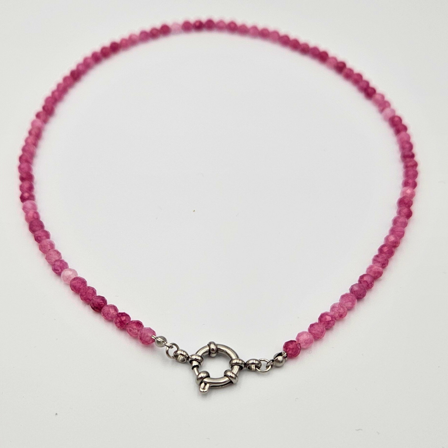 Ketting van facetgeslepen toermalijn afgewerkt met een boeisluiting van zilverkleurig stainless steel